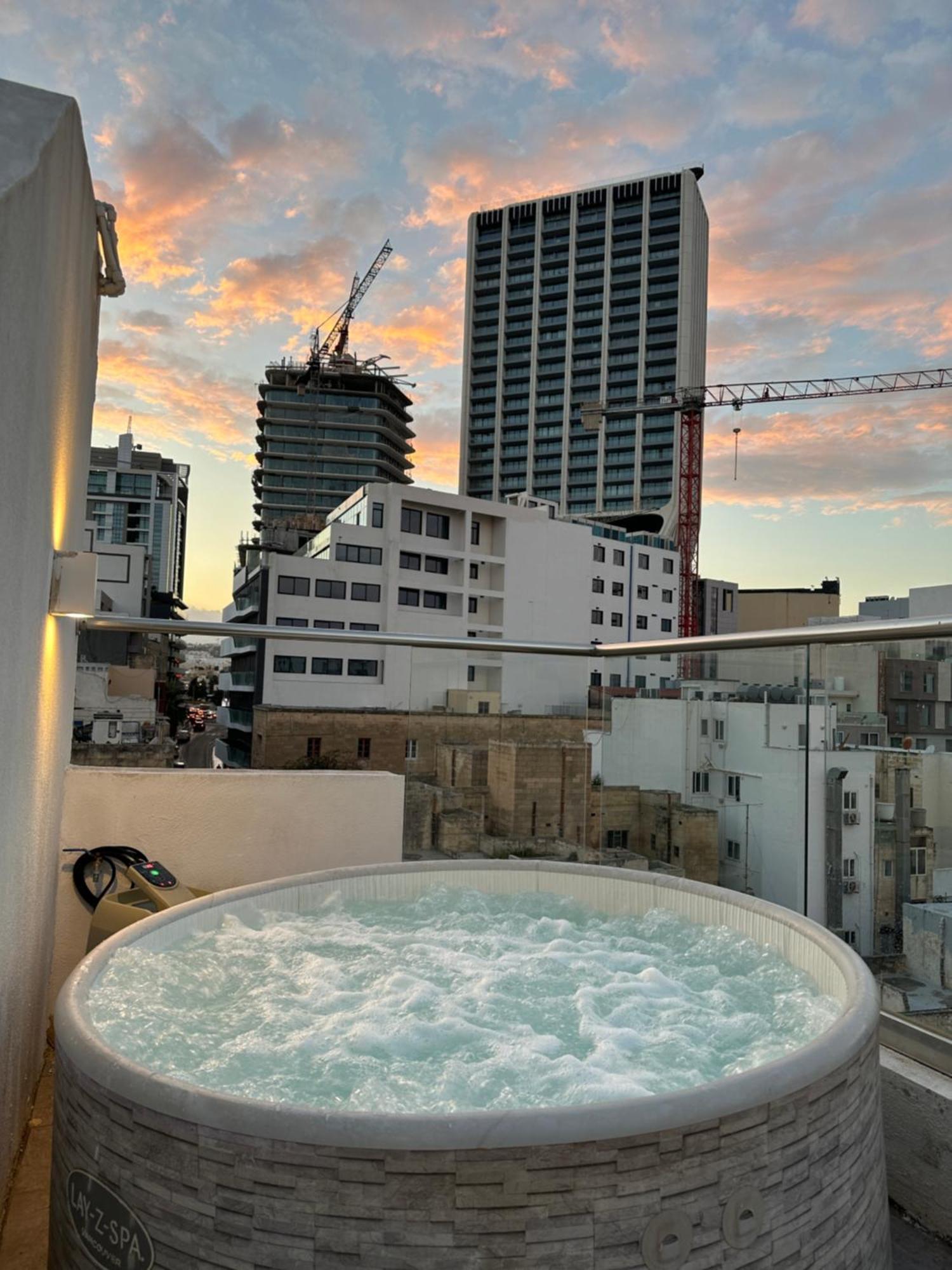 Paceville Sea View Penthouse With Jacuzzi! Saint Julian's Bagian luar foto