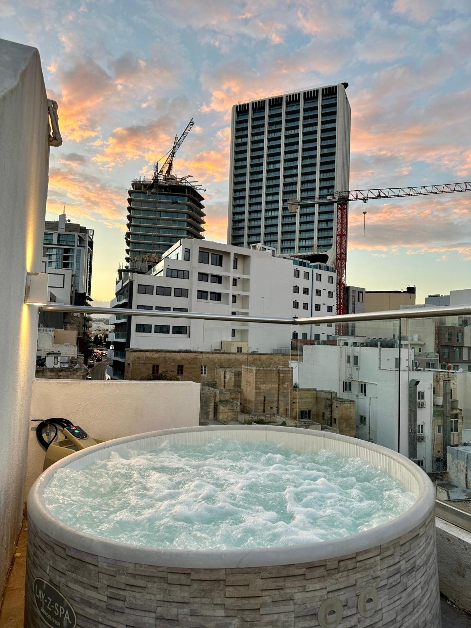Paceville Sea View Penthouse With Jacuzzi! Saint Julian's Bagian luar foto
