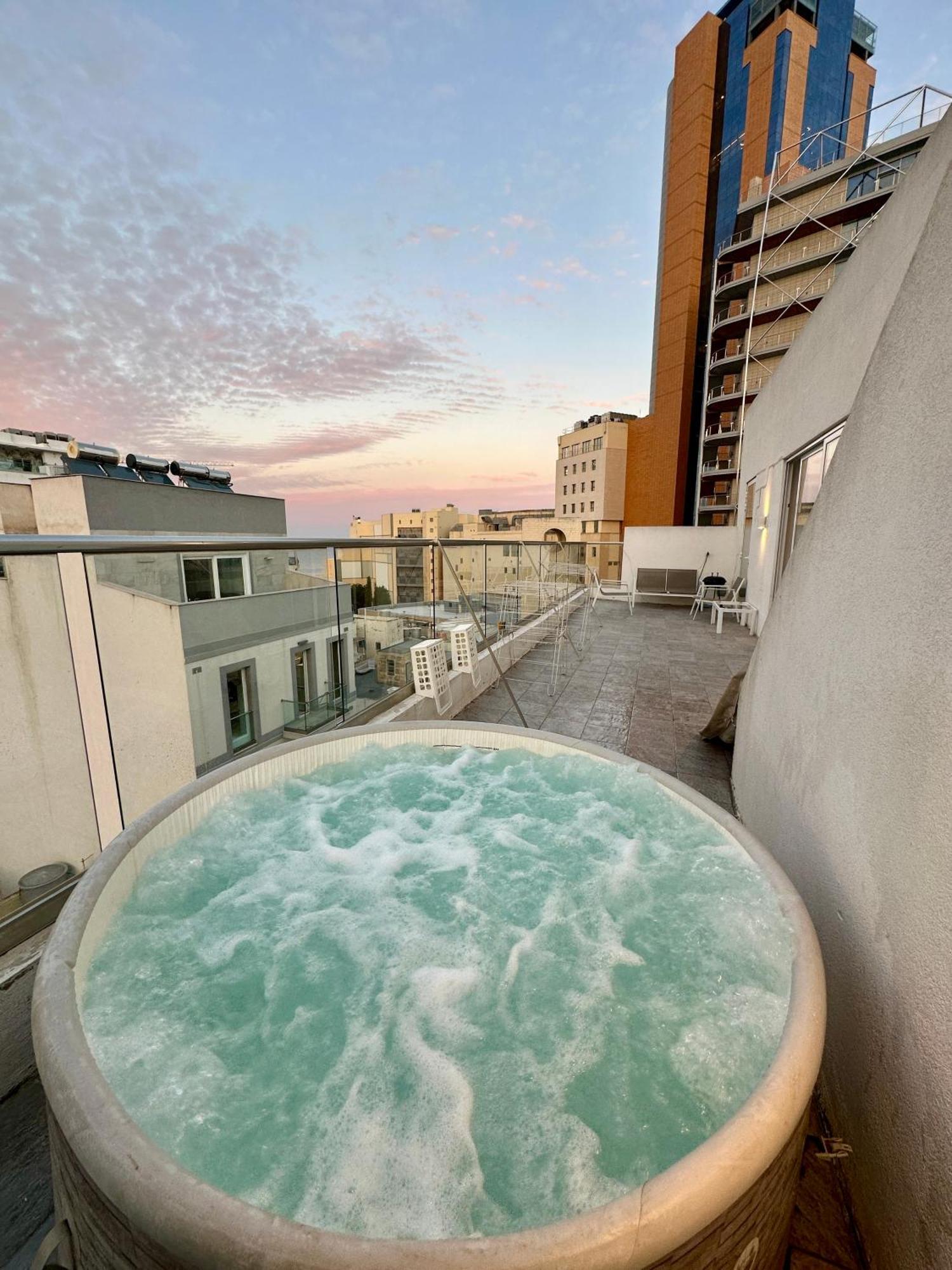 Paceville Sea View Penthouse With Jacuzzi! Saint Julian's Bagian luar foto